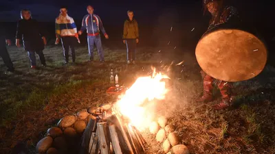 Якутский шаман, камлает на бубне, …» — создано в Шедевруме