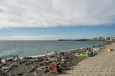Фото пляжа «Бархатные сезоны» с Имеретинской набережной в Адлере (Сочи)