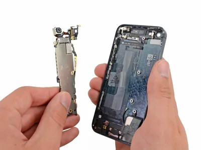 Картинка iPhone 5 платы на сером фоне