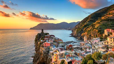 Обои на рабочий стол Город Vernazza в Italy / Италии у моря, фотограф  Francesco Gola, обои для рабочего стола, скачать обои, обои бесплатно