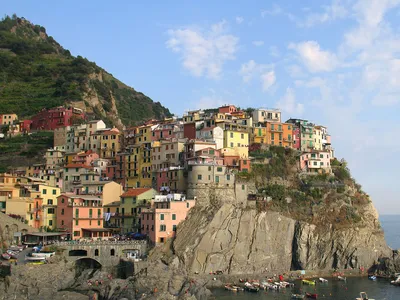 Обои Italy Города - Пейзажи, обои для рабочего стола, фотографии italy,  города, пейзажи, море, побережье, терраса, столик, цветы, италия Обои для рабочего  стола, скачать обои картинки заставки на рабочий стол.