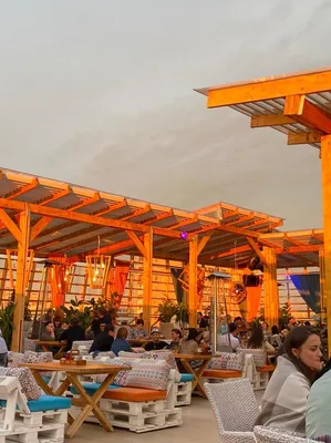 Двухуровневый панорамный ресторан Van Gogh в ТЦ Авеню рядом с ТРК Тандем  Казань