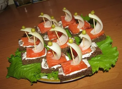 Заказать Канапе на крекере с лососем. Закуски из рыбы Киев