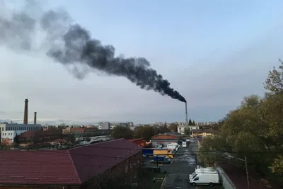 В Сети появились фото трубы предприятия под Обуховом, из которой выходит  розовый дым — Курьезы