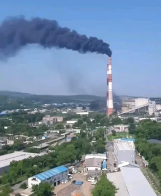 В Никополе из трубы бывшего ЮТЗ валит черный дым | Інформатор Нікополь