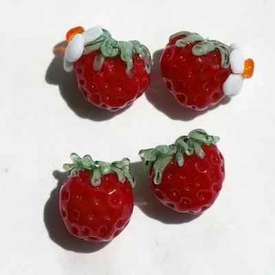 Маленькие клубнички🍓🍓🍓 Заказ. #клубника #ягоды #glass #glassmagic  #lampworkbeads #lampworking #mto | Strawberry, Fruit, Lampwork