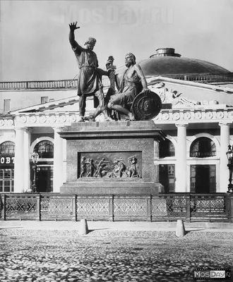 Памятник Кузьме Минину и Дмитрию Пожарскому находится в Москве на Красной  площади. Скульптуру установили в 1818 году … | Картины, Памятник,  Концептуальное искусство