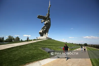 Дизайнер, оскорбивший памятник «Родина-мать зовет!» и награжденный по указу  Путина медалью, прибыл в Волгоград - Кривое-зеркало.ру