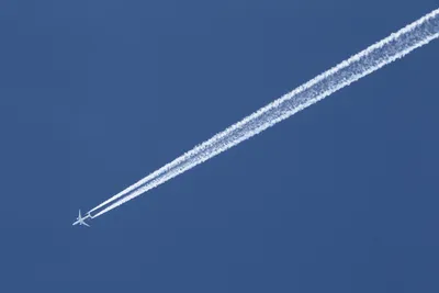 Самолет частного самолета в небе Стоковое Фото - изображение насчитывающей  корпоративно, самолета: 38587040