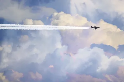 След от самолёта в небе Stock Photo | Adobe Stock