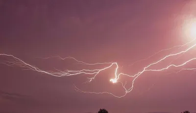 Облкоммунэнерго - Откуда берется шаровая молния и что это такое? 🤔 ⠀  Впервые такое необычное явление, как шаровая молния научно описал известный  французский физик Франсуа Араго. ⠀ 📖 В книге «Гром и
