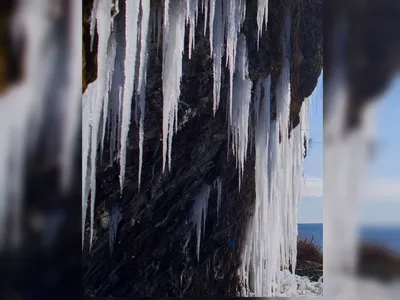 Сосульки На Открытом Воздухе Скамейке Покрыты Снегом И Льдом. Фотография,  картинки, изображения и сток-фотография без роялти. Image 25607657