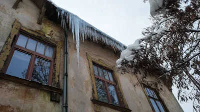 В РФ дом покрыли «кровавые сосульки», местным страшно выходить на улицу, —  росСМИ (фото)