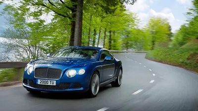 Обои на рабочий стол Bentley Continental GT на фоне заснеженных гор и неба,  обои для рабочего стола, скачать обои, обои бесплатно