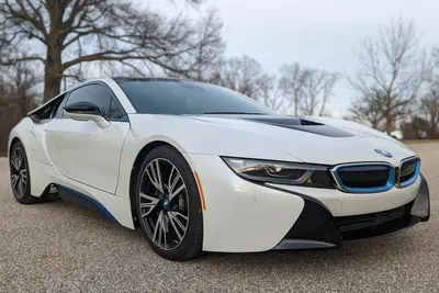 BMW i8 sexy hybrid makes you wait