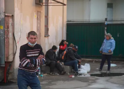 А бомжи так и живут на вокзале!