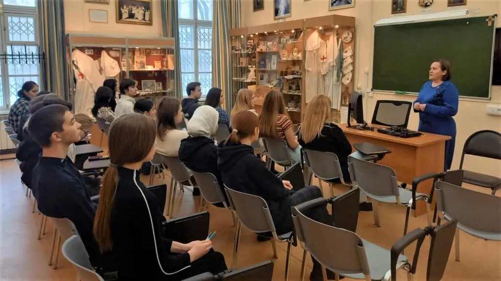 Дизайн детской комнаты для двух сестер с элегантной мебелью Дизайн детской комнаты для двух сестер с элегантной мебелью