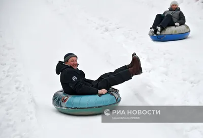 Катание детей на санках с горки …» — создано в Шедевруме