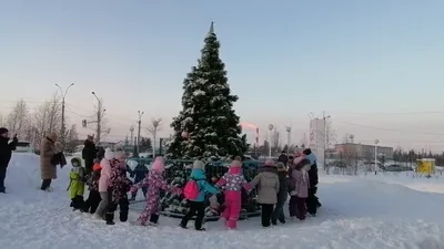 Раскраска Новогодний хоровод вокруг елки - Раскраскина