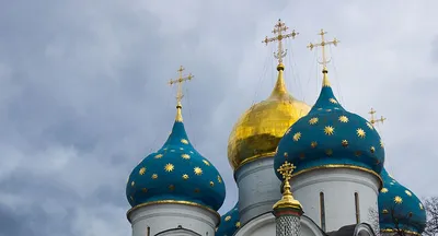 Металлический полумесяц и каменный крест. Знаки. Нарисованная от руки  акварельная иллюстрация, изолированная на белом фоне. - Ozero - российский  фотосток