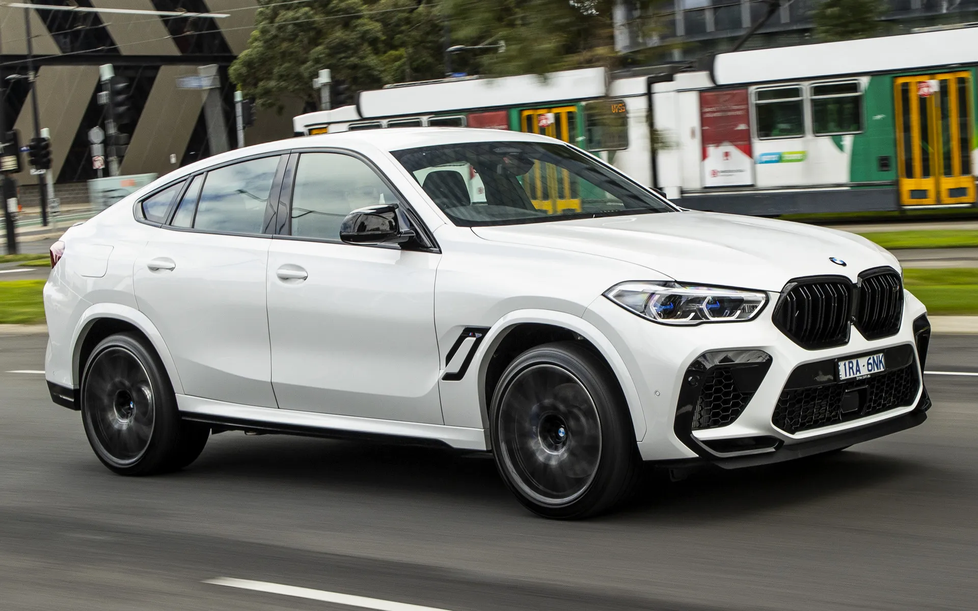 Белый автомобиль BMW X6 M Competition 2020 года - обои для рабочего стола, картинки, фото Белый автомобиль BMW X6 M Competition 2020 года - обои для рабочего стола, картинки, фото