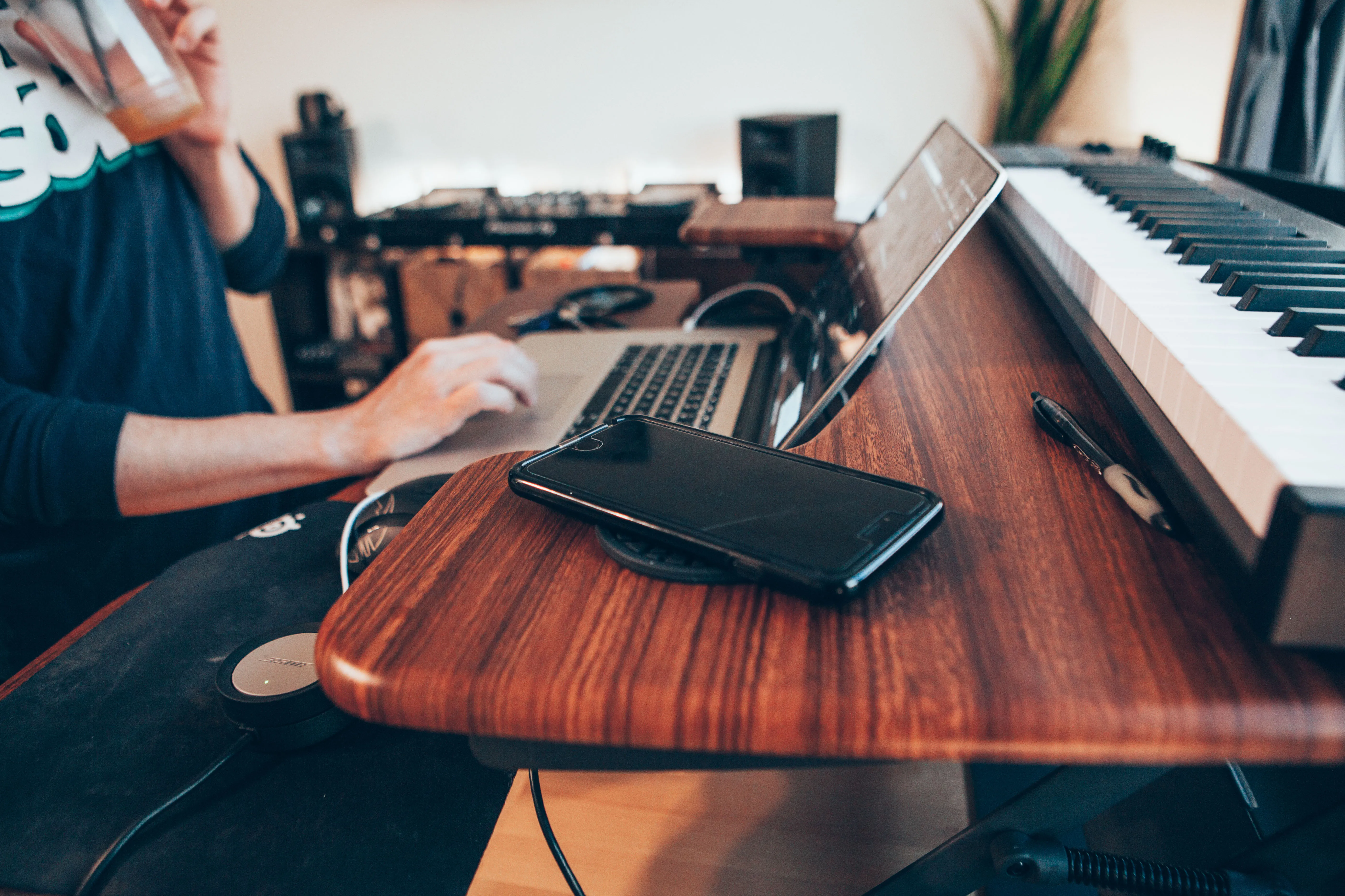 картинки : MacBook, Работа, за работой, Музыка, гитара, Рабочее пространство, Пианино, Рабочий стол, музыкант, музыкальный инструмент, струнный инструмент, Щипковые инструменты 5616x3744 - - 1399814 - красивые картинки - PxHere картинки : MacBook, Работа, за работой, Музыка, гитара, Рабочее пространство, Пианино, Рабочий стол, музыкант, музыкальный инструмент, струнный инструмент, Щипковые инструменты 5616x3744 - - 1399814 - красивые картинки - PxHere