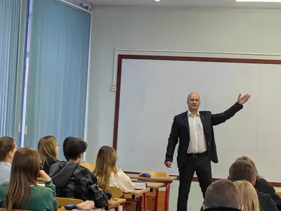 конкурсы рисунков на тему «Молодежь и выборы» и конкурс сочинений «Молодежь  выбирает».