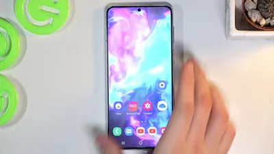 Где скачать обои для Galaxy S10 и S10+, которые обыгрывают отверстие для  селфи-камеры - Лайфхакер