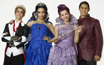 Дисней Наследники в нарядах для празднования коронации - Disney Descendants  Наследники - YouLoveIt.ru