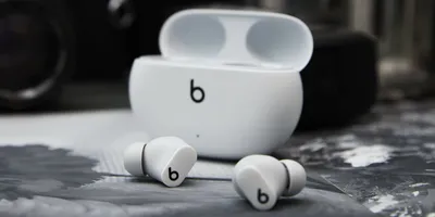 Mobile-review.com Обзор беспроводных наушников с шумоподавлением Beats Solo  Pro