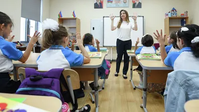 В школе и домашний обучение. Счастливые дети в школе. Дружба маленьких  учеников в классе на дне знаний. Стоковое Фото - изображение насчитывающей  аппликатора, ребенок: 211390236