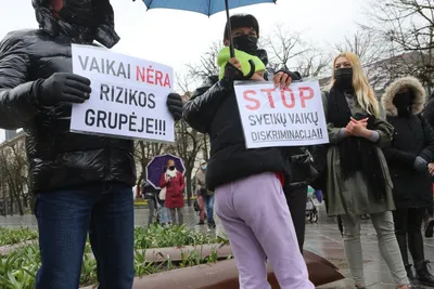 чёрные девушки держат плакат в знак протеста Редакционное Изображение -  изображение насчитывающей женщины, смерти: 215662875