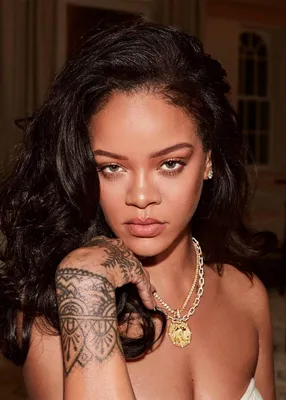 Rihanna Looks Unrecognizable With Waist-Skimming, Honey Blonde Hair