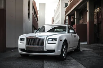 Rolls-Royce's first electric car has two doors and is longer than a  Cadillac Escalade | CNN Business