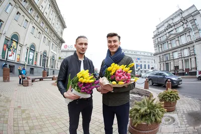 В честь 8 Марта двое парней дарили незнакомым девушкам цветы в центре Минска