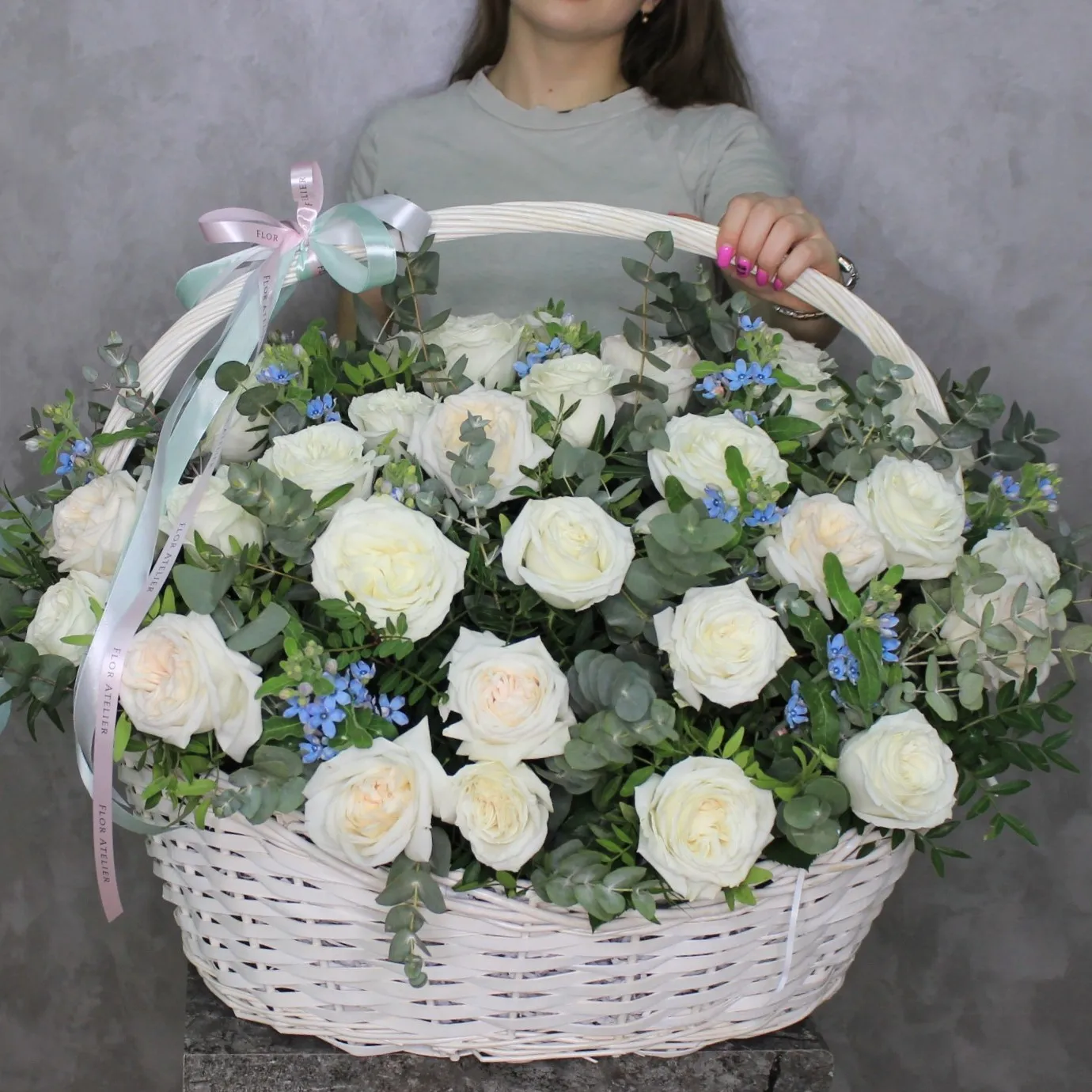 Букет с белыми розами в темной тишью #раск№4500* – ФлорАрт Букет с белыми розами в темной тишью #раск№4500* – ФлорАрт