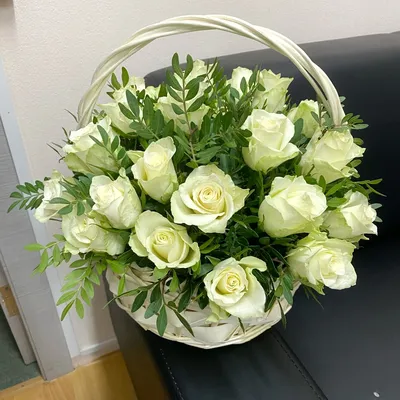 Корзина с белыми розами (29 шт) за 5390р. Позиция № 441