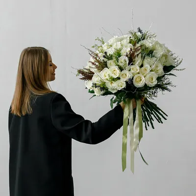 Корзина с красными и белыми розами - купить в интернет-магазине Rosa Grand