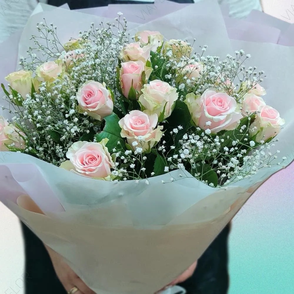 Коробка с красными и белыми розами за 10790 ₽ с доставкой по Москве Коробка с красными и белыми розами за 10790 ₽ с доставкой по Москве