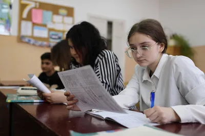 Школа Урок. Школьники В Классе На Уроке. Учитель Проводит Занятия В Школе.  Мультфильм Векторные Иллюстрации. Клипарты, SVG, векторы, и Набор  Иллюстраций Без Оплаты Отчислений. Image 62620628