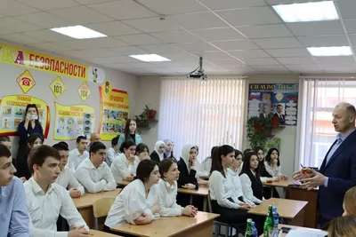 https://ru.123rf.com/photo_62620609_lecci%C3%B3n-de-la-escuela-ni%C3%B1os-en-edad-escolar-en-el-aula-en-la-lecci%C3%B3n-profesor-imparte-clases-en-la.html