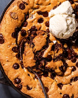 Skillet Brookie With Step by Step Photos - Confessions of a Baking Queen