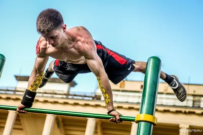 Street Workout — стоковые фотографии и другие картинки Мужчины - Мужчины,  Ненасыщенный, С открытой грудью - iStock