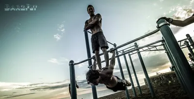 Street Workout Красивый Спортивный Парень С Горизонтальными Полосками —  стоковые фотографии и другие картинки Акробат - iStock