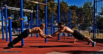 Street Workout Спортивный Парень С Горизонтальными Полосками — стоковые  фотографии и другие картинки Акробат - iStock