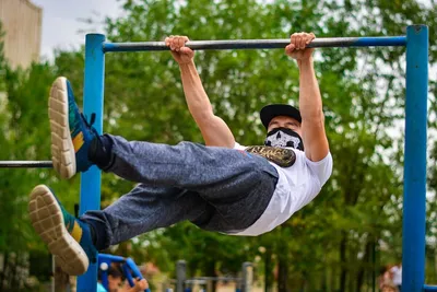 Два Красивых Человека В Задней Позиции Рычага Делать Calisthenics  Подготовки Уличной Тренировки На Открытом Воздухе — стоковые фотографии и  другие картинки Атлет - iStock