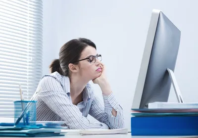 Усталая Деловая Женщина, Устала От Работы За Компьютером, Офисная Работница  Чувствует Головокружение От Недостатка Сна, Головную Боль, Гормональный  Дисбаланс, Напряжение Глаз, Истощение После Длительного Использования  Ноутбука, Концепция Переутомления ...