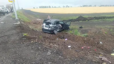 Необычное ДТП: в Казани Мерседес влетел в здание и застрял в нем