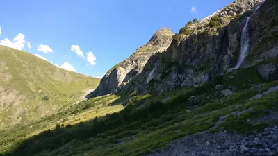 Красивая Кавказская Пара В Любви Сидит На Берегу У Реки Мужчина Обнимает  Женщину И Целует Ее В Голову В То Время Как Женщина Смотрит На Кра —  стоковые фотографии и другие картинки