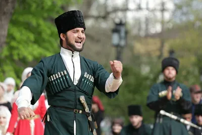 позитивные кавказские женщины, позирующие на камеру, отдыхающие после  пробежки на поле Стоковое Изображение - изображение насчитывающей  диетпитание, мирно: 266226901